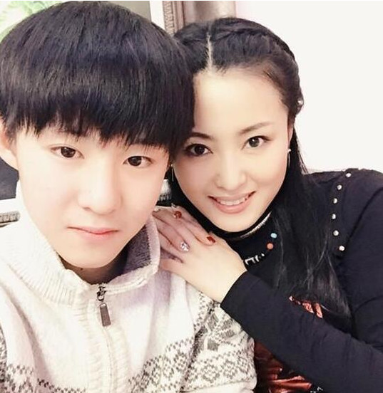 42岁王小虎妻子曝光,竟然是赵本山最美女徒弟,儿子撞脸王俊凯