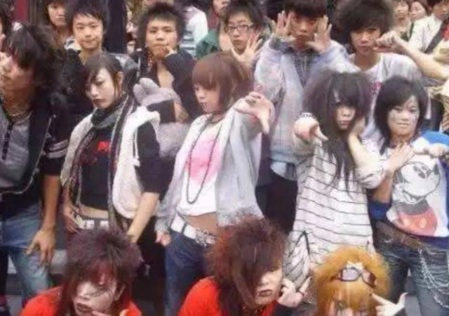 曾经很火的葬爱和杀马特,如今生活的样子,网友:妈妈