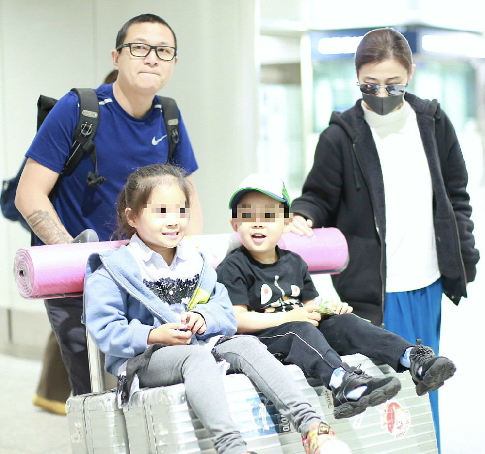 近日在北京机场,梅婷和老公曾剑带着儿女一家四口现身机场.