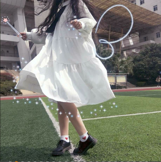 图片上的女生看起来不高,不过这个白裙子是比较适合她的啊,而且后期加