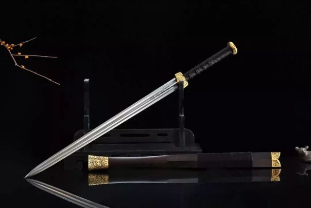 此剑青锋出鞘,便斩水蛟,竟是一把胜过"赤霄"的绝世名剑?