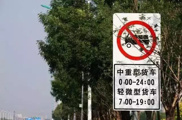 今日,隆化县公安交通警察大队发布通告称,依据《中华人民共和国道路