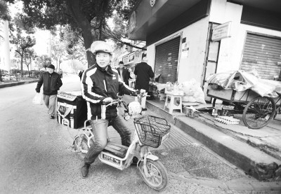 外賣小哥街頭撲倒搶匪后繼續(xù)送餐：幸好沒遲到（圖）