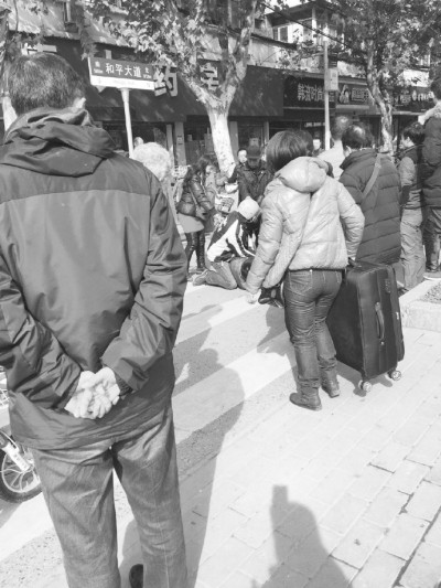 外賣小哥街頭撲倒搶匪后繼續(xù)送餐：幸好沒遲到（圖）