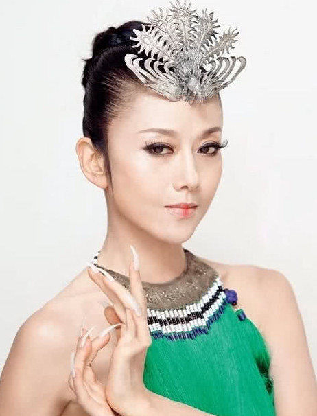 杨丽萍脱袜子照片曝光,看完全过程后,网友:为艺术奉献太多