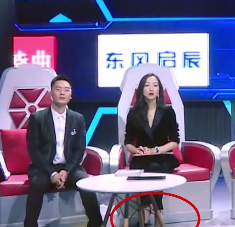 有一种坐姿叫韩雪"翘着二郎腿,镜头放大后,网友:不敢模仿