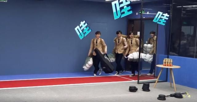 因为和之前的《创造101》女生宿舍相比,差别不是一般大,一个天上一个