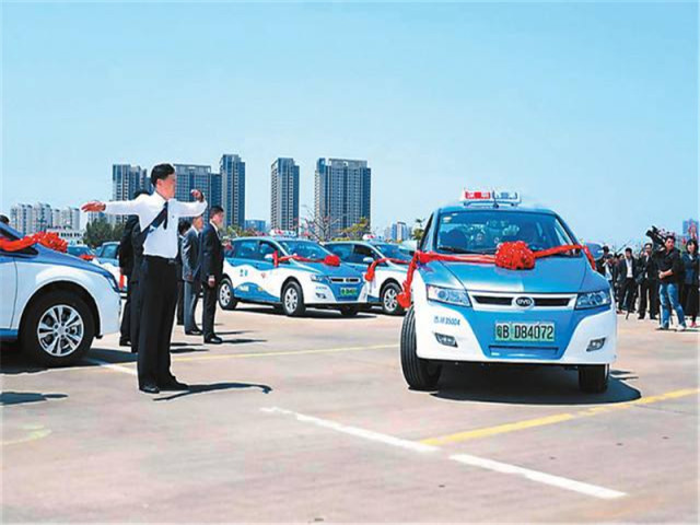比亚迪e5作为第一批电动出租车,如今续航能力咋样?车主:凑活