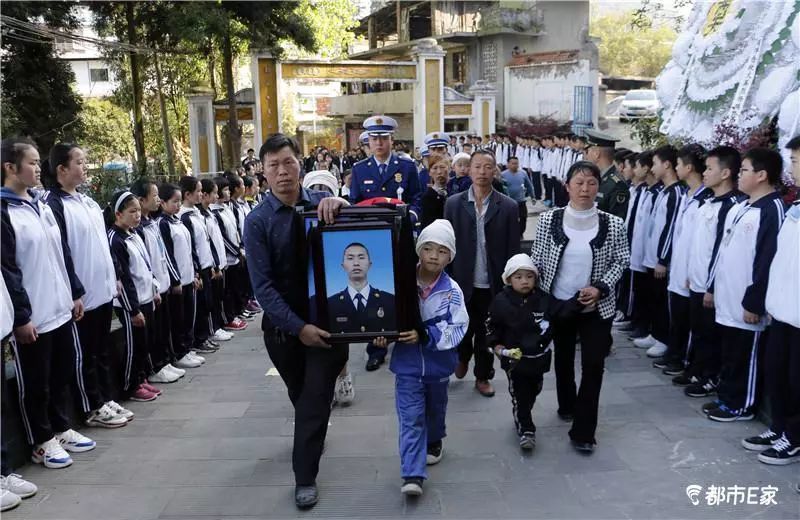 英雄安息!杨瑞伦烈士骨灰今晨安葬