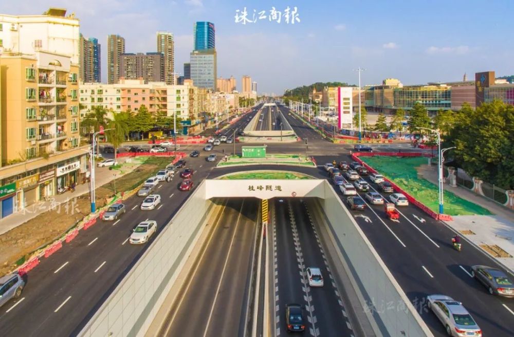 西接江门市,东至五沙大桥接顺番公路可达番禺,是贯通顺