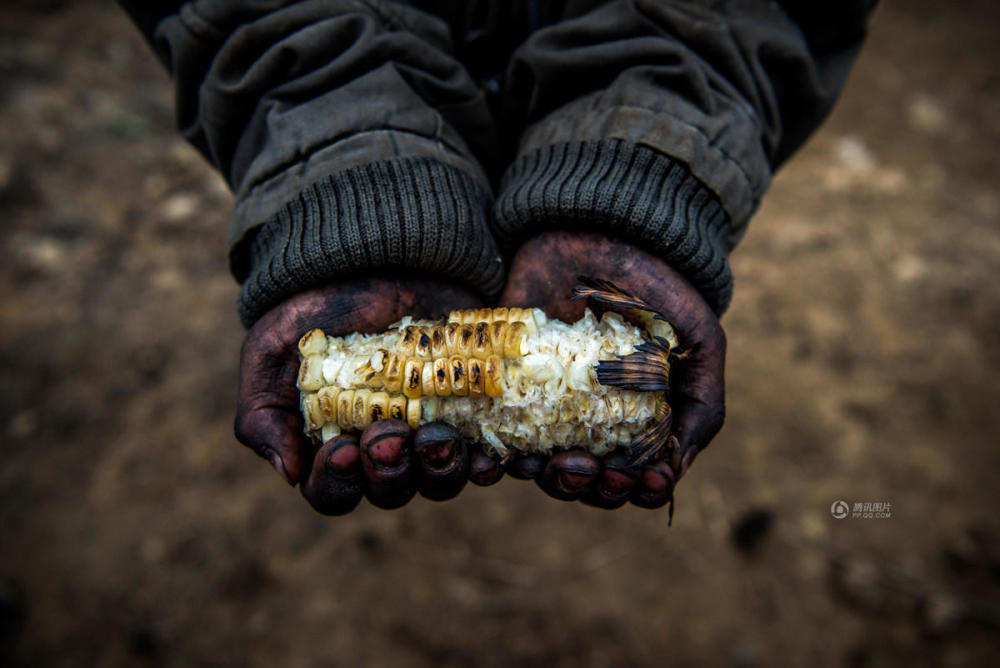 四川贫困山村孩子们的三餐 看着心酸 (高清组图)