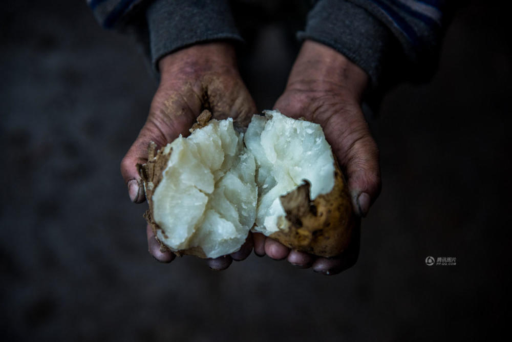 四川贫困山村孩子们的三餐 看着心酸 (高清组图)