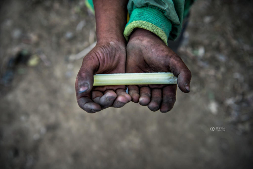 四川贫困山村孩子们的三餐 看着心酸 (高清组图)