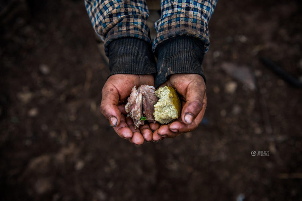 四川贫困山村孩子们的三餐 看着心酸 (高清组图)