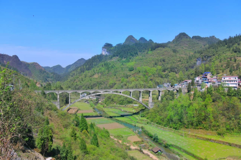 湘西公路的一大奇观,号称"天下第一大石桥"的乌巢河大桥