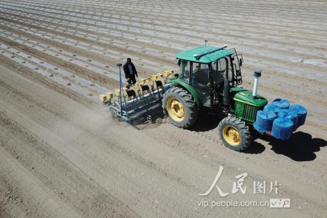 新疆哈密:北斗导航自动驾驶播种机助力棉花春播