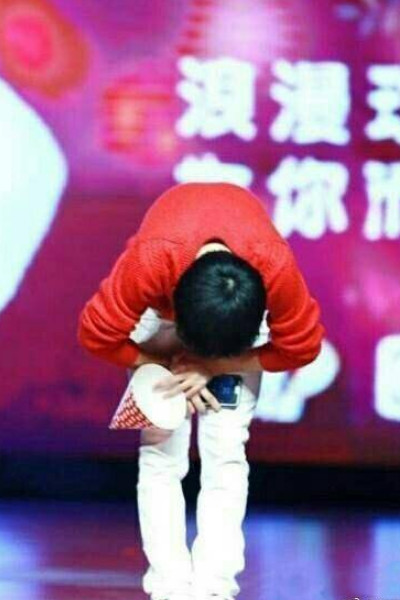 不管是小时候还是长大了,都是90度鞠躬!