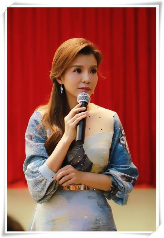45岁朱迅一袭公主裙美若天仙,可看到未修图后,简直像换了张脸