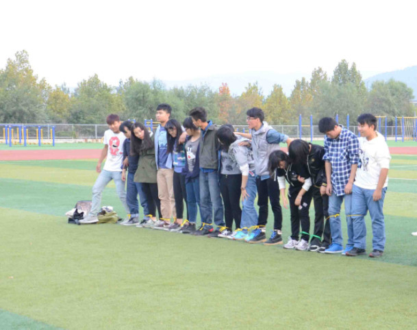 大学生公园闲逛 顺手 救了落水女子 大学生 这是小事 看点快报