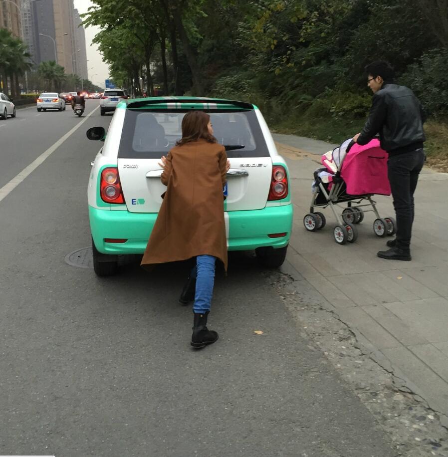 厉害了word妻！老婆推轿车走数百米 老公一旁淡定带娃