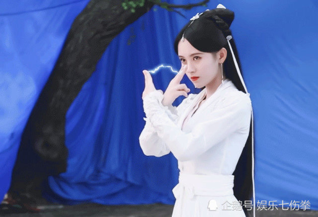 有一种假叫做鞠婧祎施法,看到她在"蓝布"前的手势