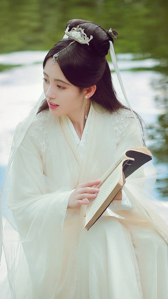 萌翻众人的"小白蛇"——鞠婧祎剧照壁纸:我沉沦了