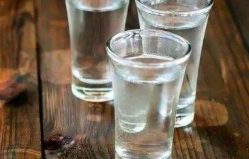 有人喝白酒时,悄悄在桌上放"矿泉水",不知道还以为怕醉