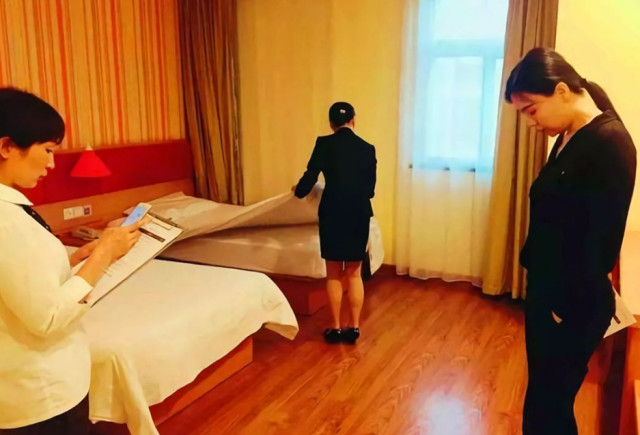 情侣入住酒店时,遇到警察查房如何证明关系?其实方法