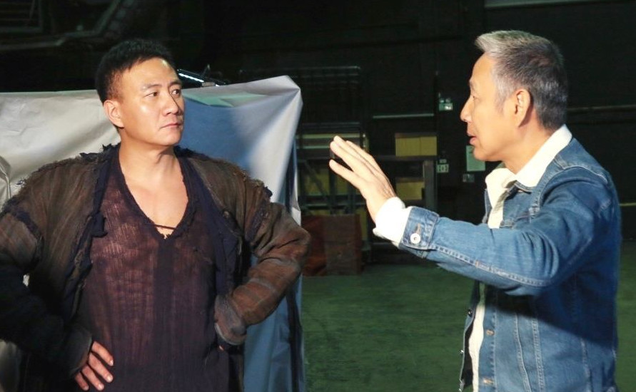 陈道明现身胡军的话剧现场,看到他满头的白发时不禁让