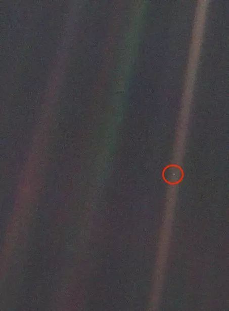 图片名为"暗淡蓝点",是旅行者1号为太阳系拍摄的著名照片,地球是红圈