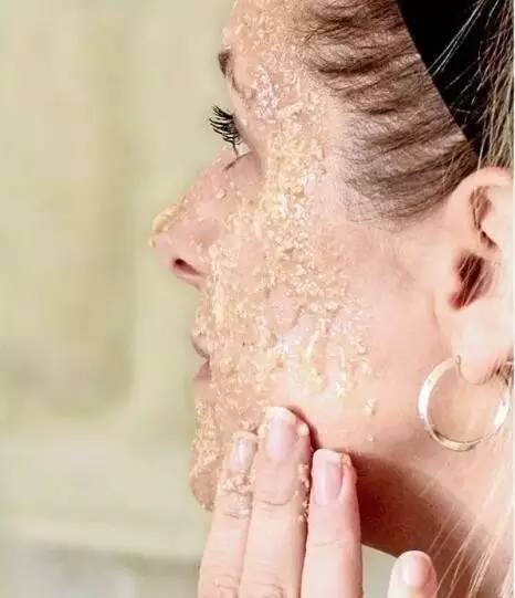 可以吃的蜂蜜做唇膏面膜 冬天皮肤好得不得了