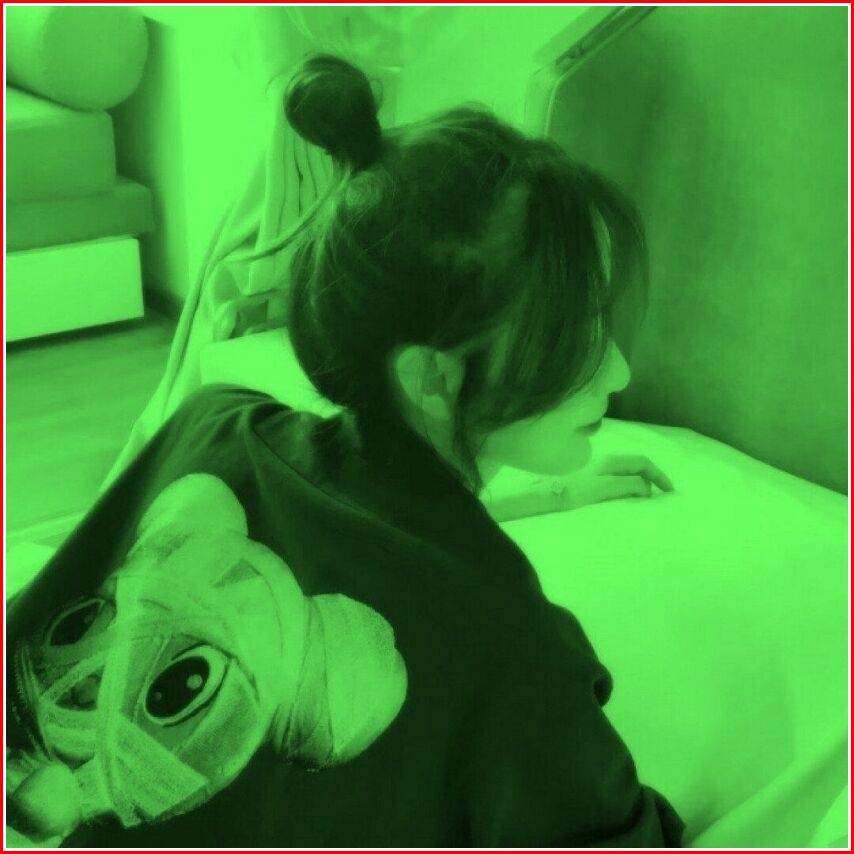 沙发上的女生背影,她穿着一件宽大的卫衣,背后还应印了一个小猫的头像