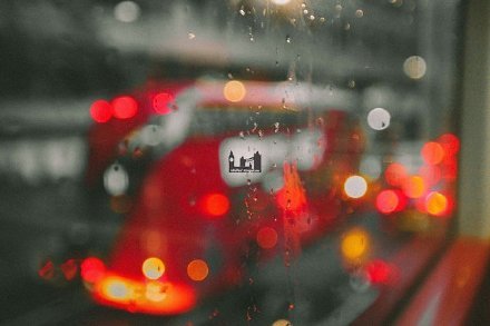 如果窗外下着雨倾听雨滴打在玻璃窗的声音,一个人在屋里发呆,或者躺着