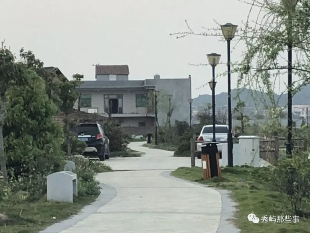 笏石这段景观带很美,可被两个"土豪"破坏了景致