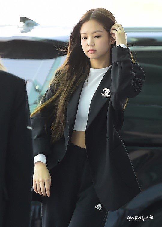 jennie现身机场,一身黑衣之下有亮点,又长肉了!
