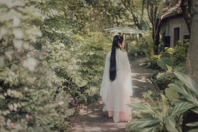 梦境解析，梦到两条白蛇站在胳膊上，寓意何在？