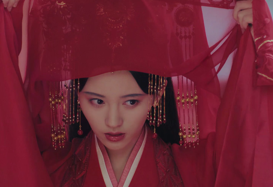 新白娘子:鞠婧祎新娘装美爆,看到她和许仙接吻的动作