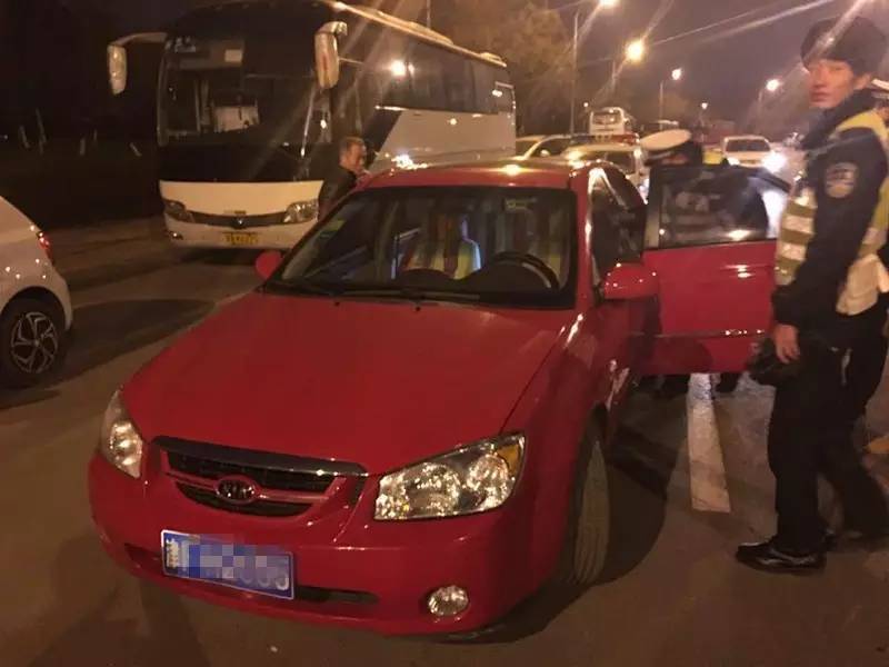 天津交警抓酒驾司机去太平间醒酒 遭扇耳光(组图)