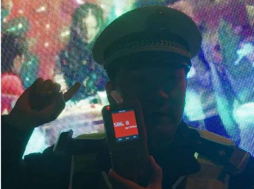 天津交警抓酒驾司机去太平间醒酒 遭扇耳光(组图)