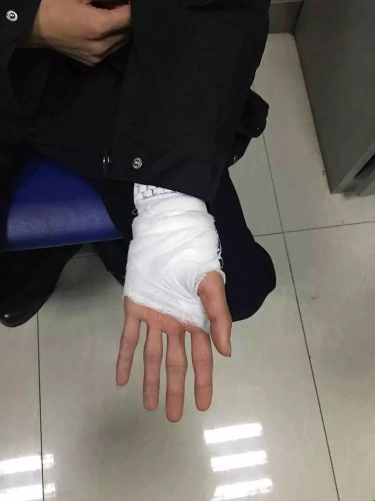 天津交警抓酒驾司机去太平间醒酒 遭扇耳光(组图)