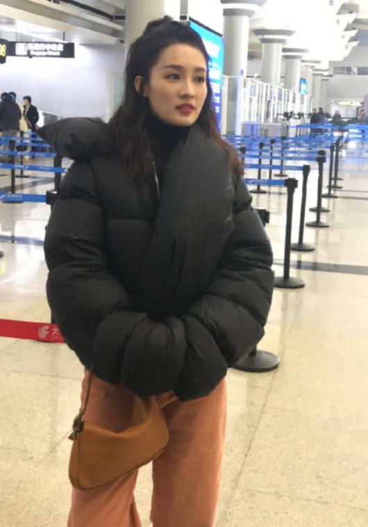 李沁素颜现身机场,因穿着引起瞩目,网友:真的是别出心裁!