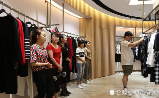 为何有的女生逛服装店,导购员总不爱搭理?得知原因后