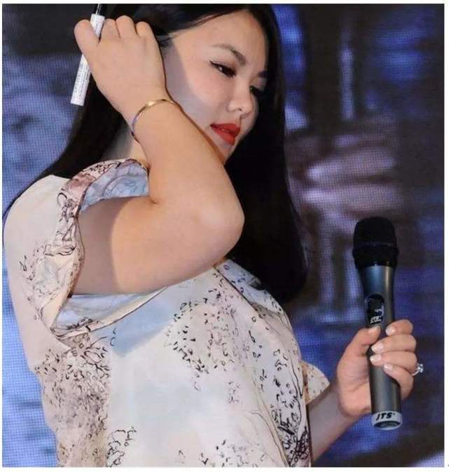 一胖毁所有?李湘穿收腰长裙勒出"游泳圈",网友喊话求