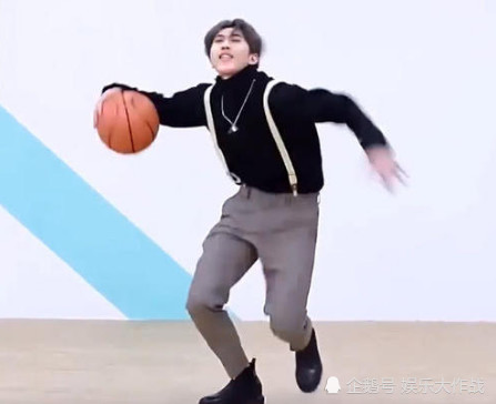 蔡徐坤打篮球的梗彻底过不去了,网友各种p图,实在是笑skr人