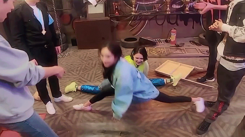 杨幂抱钢管跳舞!当她下腰摆一字马时,身边男嘉宾表情亮了