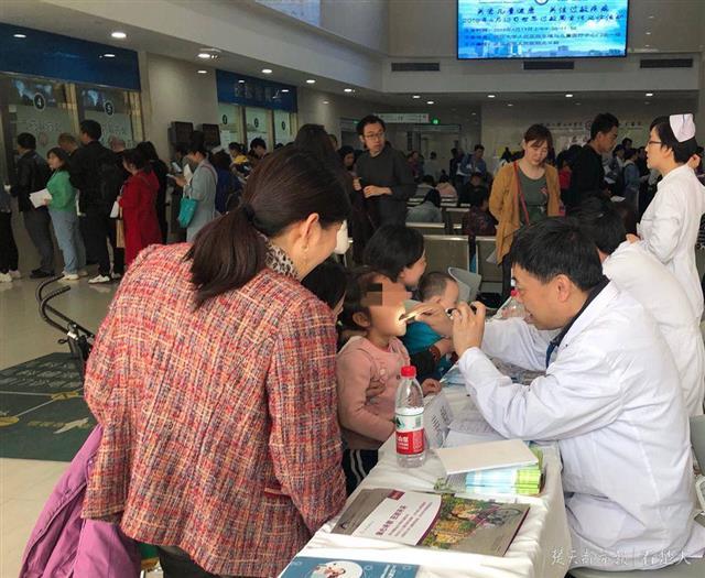 4歲萌寶嘗鮮吃個涮羊肉 誰知唇舌腫脹險丟命(圖1)