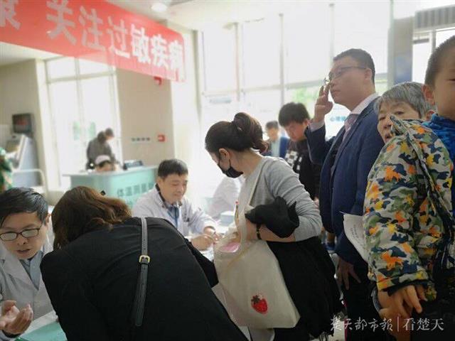 4歲萌寶嘗鮮吃個涮羊肉 誰知唇舌腫脹險丟命(圖2)
