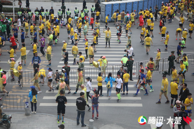 奔跑吧!2019武汉马拉松激情开跑