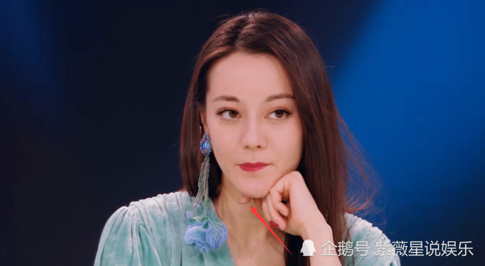 难怪迪丽热巴总用右手拿话筒,当看到她的左手,粉丝瞬间不淡定了