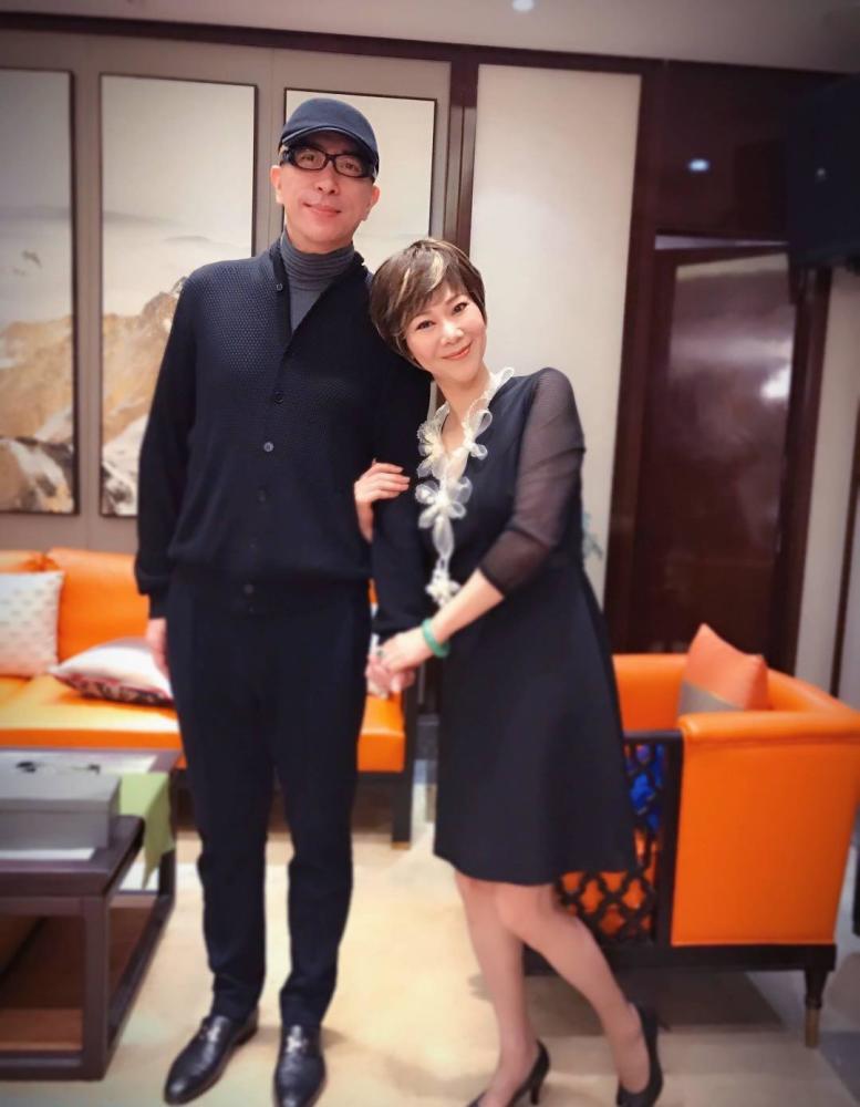 据说曹燕华现任丈夫也曾是